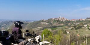 Uralistan - Voyage moto au ong cours. Road-trip en Europe et l'Asie centrale en side-car Ural - Vignoble des Langhe, Italie